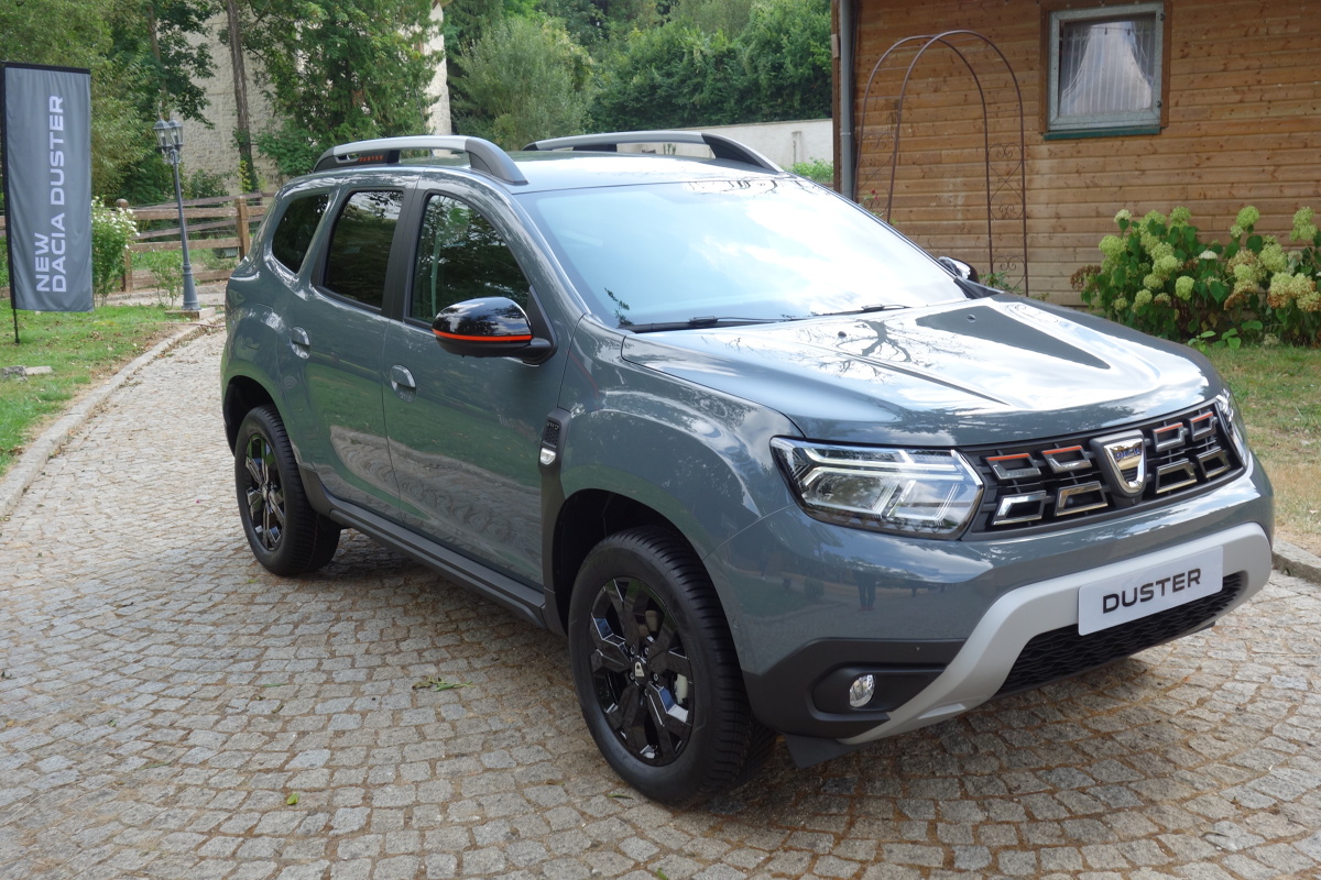 Po czterech latach obecności na rynku Dacia odświeżyła aktualną, drugą generację swojego bestsellerowego modelu Duster. Przypomnijmy, że debiut tego samochodu miał miejsce w roku 2010 i dotychczas został sprzedany w liczbie prawie 2 milionów egzemplarzy. Podobnie jak poprzednie pokolenia tego modelu, również nowy Duster jest wciąż skierowany zarówno do kierowców poszukujących relatywnie taniego SUV-a o atrakcyjnym wyglądzie, jak i do tych, którzy potrzebują wszechstronnego i wytrzymałego samochodu z napędem na wszystkie koła.
Fot. Ryszard M. Perczak Po czterech latach obecności na rynku Dacia odświeżyła aktualną, drugą generację swojego bestsellerowego modelu Duster. Przypomnijmy, że debiut tego samochodu miał miejsce w roku 2010 i dotychczas został sprzedany w liczbie prawie 2 milionów egzemplarzy. Podobnie jak poprzednie pokolenia tego modelu, również nowy Duster jest wciąż skierowany zarówno do kierowców poszukujących relatywnie taniego SUV-a o atrakcyjnym wyglądzie, jak i do tych, którzy potrzebują wszechstronnego i wytrzymałego samochodu z napędem na wszystkie koła.
Fot. Ryszard M. Perczak