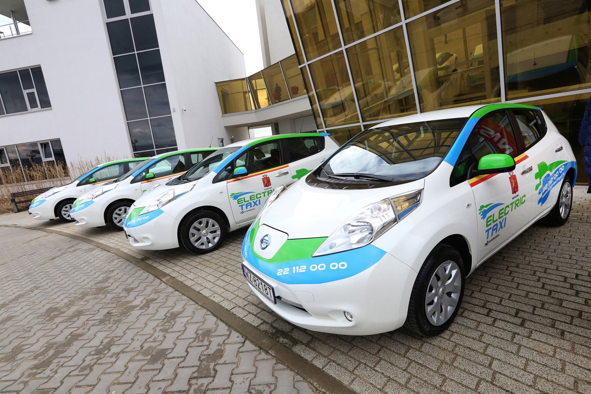 Nissan Leaf
1 marca nastąpiło przekazanie pierwszej partii 20 elektrycznych Nissanów Leaf stanowiących początek elektrycznej floty Electric Taxi w Warszawie. To pierwszy tak duży projekt związany z samochodami elektrycznymi w Polsce.
Fot. Nissan Nissan Leaf
1 marca nastąpiło przekazanie pierwszej partii 20 elektrycznych Nissanów Leaf stanowiących początek elektrycznej floty Electric Taxi w Warszawie. To pierwszy tak duży projekt związany z samochodami elektrycznymi w Polsce.
Fot. Nissan