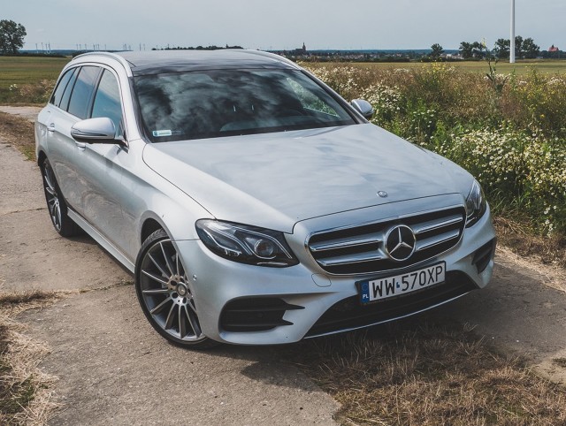 Mercedes klasy E kombi
Piąta generacja Mercedesa klasy E miała swój debiut w roku 2016. Wyglądem samochód upodobnił się do klasy S oraz mniejszego klasy C, zgodnie z trendem unifikacji wyglądu samochodów marki.
fot. Marcin Stasiak Mercedes klasy E kombi
Piąta generacja Mercedesa klasy E miała swój debiut w roku 2016. Wyglądem samochód upodobnił się do klasy S oraz mniejszego klasy C, zgodnie z trendem unifikacji wyglądu samochodów marki.
fot. Marcin Stasiak