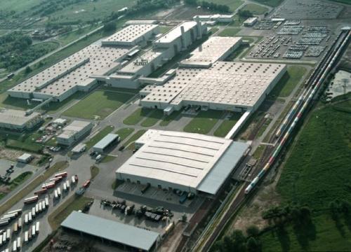 Fot. Opel: W ostatnich latach trzech ominęły nas trzy duże inwestycje motoryzacyjne. Nie wybuduje w Polsce fabryki samochodów Toyota, PSA i Hyundai. Na zdjęciu fabryka Opla w Gliwicach. Fot. Opel: W ostatnich latach trzech ominęły nas trzy duże inwestycje motoryzacyjne. Nie wybuduje w Polsce fabryki samochodów Toyota, PSA i Hyundai. Na zdjęciu fabryka Opla w Gliwicach.