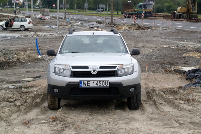 Szefowie koncernu Renault po dokładnych badaniach rynku i analizie sprzedaży na własnym podwórku zadecydowali o wprowadzeniu na rynek taniego SUV-a. Stworzyć go miała, specjalizującą się w produkcji niedrogich modeli Dacia.
Przepis na stworzenie taniej wersji był prosty: sprawdzone podzespoły i niski koszt finalny.
Fot. Bogusław Korzeniowski Szefowie koncernu Renault po dokładnych badaniach rynku i analizie sprzedaży na własnym podwórku zadecydowali o wprowadzeniu na rynek taniego SUV-a. Stworzyć go miała, specjalizującą się w produkcji niedrogich modeli Dacia.
Przepis na stworzenie taniej wersji był prosty: sprawdzone podzespoły i niski koszt finalny.
Fot. Bogusław Korzeniowski