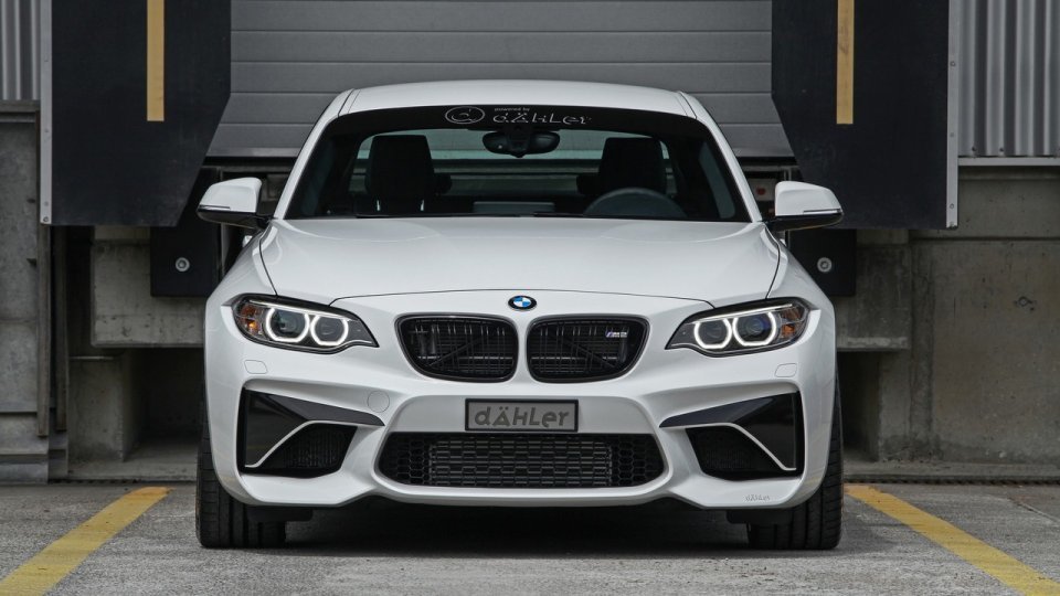 BMW M2 Coupe
Tuner nie zdecydował się na ulepszanie silnika 3.0 twin-turbo generującego 370 KM i 465 Nm. Zamiast niego pod maską BMW M2 Coupe umieścił zmodernizowaną jednostkę pochodzącą z BMW M4.
Fot. Dähler Design & Technik BMW M2 Coupe
Tuner nie zdecydował się na ulepszanie silnika 3.0 twin-turbo generującego 370 KM i 465 Nm. Zamiast niego pod maską BMW M2 Coupe umieścił zmodernizowaną jednostkę pochodzącą z BMW M4.
Fot. Dähler Design & Technik