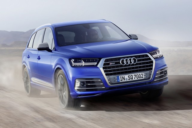 Audi SQ7 TDI
Nowym na rynku rozwiązaniem wśród samochodów tego typu jest elektromechaniczna, aktywna stabilizacja wychylania się pojazdu w zakrętach. Kompaktowy silnik elektryczny z trójstopniową przekładnią planetarną rozdziela tu dwie połowy stabilizatora. Podczas jazdy po nierównej nawierzchni, dwie połowy są od siebie oddzielone, co wpływa na znaczny wzrost komfortu jazdy.
Fot. Audi Audi SQ7 TDI
Nowym na rynku rozwiązaniem wśród samochodów tego typu jest elektromechaniczna, aktywna stabilizacja wychylania się pojazdu w zakrętach. Kompaktowy silnik elektryczny z trójstopniową przekładnią planetarną rozdziela tu dwie połowy stabilizatora. Podczas jazdy po nierównej nawierzchni, dwie połowy są od siebie oddzielone, co wpływa na znaczny wzrost komfortu jazdy.
Fot. Audi