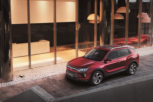 SsangYong Korando 2019
Po wprowadzeniu na polski rynek we wrześniu tego roku Nowego Tivoli, SsangYong przygotował na listopad 2019 kolejną nowość, tym razem jest to zupełnie Nowy Korando, rodzinny SUV segmentu C.
Fot. SsangYong SsangYong Korando 2019
Po wprowadzeniu na polski rynek we wrześniu tego roku Nowego Tivoli, SsangYong przygotował na listopad 2019 kolejną nowość, tym razem jest to zupełnie Nowy Korando, rodzinny SUV segmentu C.
Fot. SsangYong
