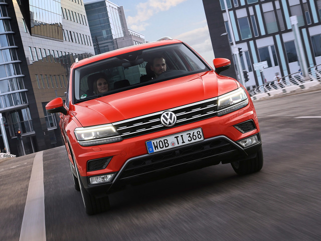 Volkswagen Tiguan
W kategorii ochrony pieszych Tiguan uzyskał łączną ocenę 72%. Pozytywnie oceniono przede wszystkim rozwiązania konstrukcyjne, które zmniejszają ryzyko odniesienia obrażeń przez przechodniów. Należy do nich tzw. aktywna pokrywa silnika, która w razie potrącenia pieszego ma zmniejszyć ryzyko powstania niebezpiecznych obrażeń głowy.
Fot. Volkswagen Volkswagen Tiguan
W kategorii ochrony pieszych Tiguan uzyskał łączną ocenę 72%. Pozytywnie oceniono przede wszystkim rozwiązania konstrukcyjne, które zmniejszają ryzyko odniesienia obrażeń przez przechodniów. Należy do nich tzw. aktywna pokrywa silnika, która w razie potrącenia pieszego ma zmniejszyć ryzyko powstania niebezpiecznych obrażeń głowy.
Fot. Volkswagen