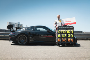 Porsche ustanowiło nowy rekord okrążenia 20,8-kilometrowej północnej pętli Nürburgringu w kategorii aut produkcyjnych dopuszczonych do ruchu drogowego. 911 GT2 RS o mocy 515 kW (700 KM), wyposażone w zestaw Manthey Performance Kit, zanotowało tam czas 6:43,300 min. Rekordowy przejazd 14 czerwca odbył kierowca rozwojowy Porsche Lars Kern.

Fot. Porsche 