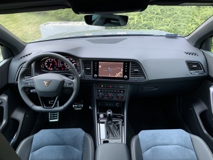 41 tysięcy złotych. Za taką kwotę można kupić np. Dacię Logan i to niekoniecznie w najtańszej wersji. Tyle kosztuje też pakiet Cupra Limited Edition, w który wyposażono Cuprę Atecę widoczną na poniższych zdjęciach. Na ile taka inwestycja zmienia charakter tego Hot SUV-a, sprawdziliśmy to w naszym teście.
Fot. Jakub Mielniczak