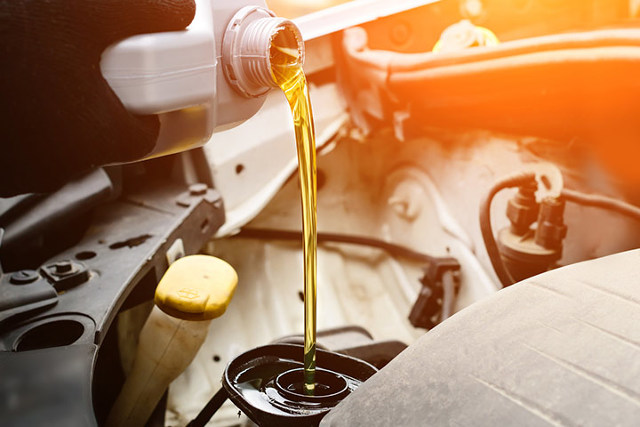 Ile kosztuje wymiana oleju w samochodzie?
