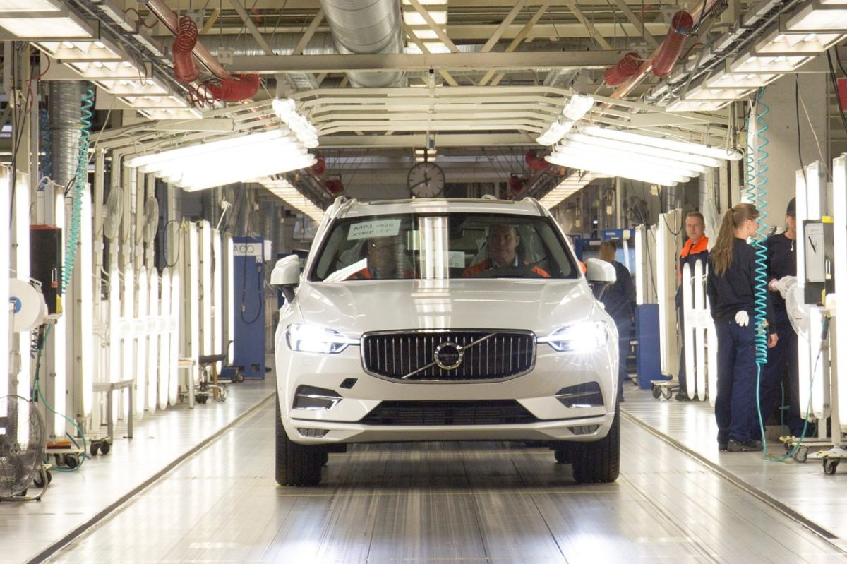 Volvo XC60
Przygotowania do produkcji nowego Volvo XC60 rozpoczęły się dokładnie w dziewięćdziesiąte urodziny marki. Wczoraj pierwszy samochód zamówiony przez klienta opuścił fabrykę. Zamówiony model to XC60 T5 AWD Inscription w kolorze Crystal White.
Fot. Volvo
Volvo XC60
Przygotowania do produkcji nowego Volvo XC60 rozpoczęły się dokładnie w dziewięćdziesiąte urodziny marki. Wczoraj pierwszy samochód zamówiony przez klienta opuścił fabrykę. Zamówiony model to XC60 T5 AWD Inscription w kolorze Crystal White.
Fot. Volvo