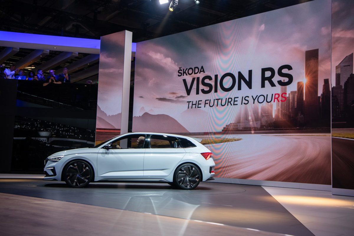 Skoda Vision RS
Auto zostało zaprezentowane podczas jesiennego salonu samochodowego w Paryżu. Jak informuje producent, model Vision RS, który jest pierwszym samochodem Skody z napędem hybrydowym, to wizja przyszłych kompaktowych aut tej marki, utrzymanych w duchu RS, czyli o usportowionym charakterze. Debiut modelu produkcyjnego zapowiedziano na przyszły rok.
Fot. Skoda Skoda Vision RS
Auto zostało zaprezentowane podczas jesiennego salonu samochodowego w Paryżu. Jak informuje producent, model Vision RS, który jest pierwszym samochodem Skody z napędem hybrydowym, to wizja przyszłych kompaktowych aut tej marki, utrzymanych w duchu RS, czyli o usportowionym charakterze. Debiut modelu produkcyjnego zapowiedziano na przyszły rok.
Fot. Skoda