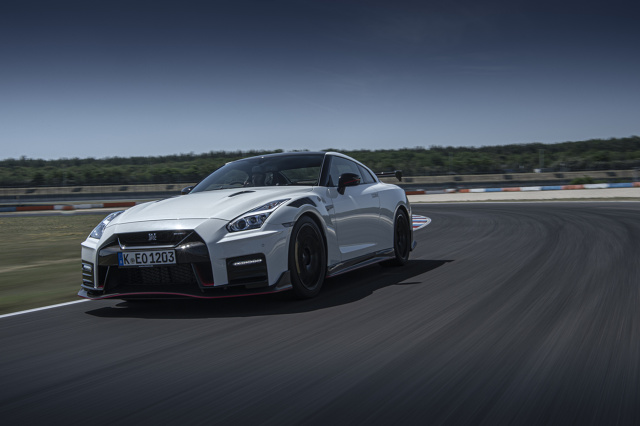 Nissan GT-R Nismo
Nissan rozpoczął właśnie przyjmowanie zamówień na GT-R NISMO z roku modelowego 2020. Jego cena wynosi 915 000 zł.
Fot. Nissan Nissan GT-R Nismo
Nissan rozpoczął właśnie przyjmowanie zamówień na GT-R NISMO z roku modelowego 2020. Jego cena wynosi 915 000 zł.
Fot. Nissan