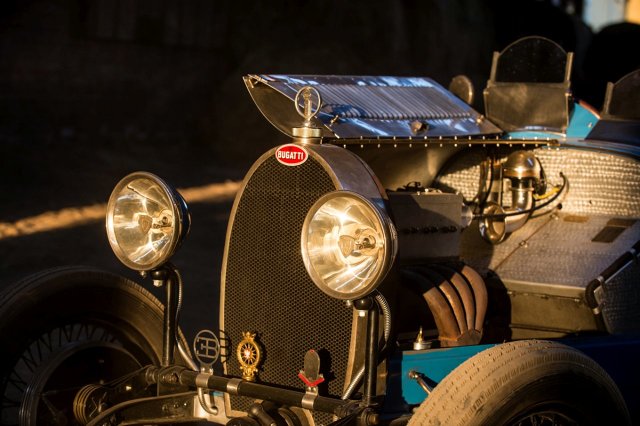 Bugatti T40

Auto używane jest do tego, do czego zostało stworzone – do jeżdżenia. Dla mieszkańców Gostynia, rodzinnego miasta państwa Pedów, widok Bugatti na drodze nie jest już niczym wyjątkowym. Dawno zdążyli przyzwyczaić się do niecodziennej formy samochodu i lekko ekscentrycznego właściciela. Mimo to, każdy przejazd przez miasteczko oznacza dla Macieja dziesiątki zdjęć i więcej niż żywe reakcje przechodniów oraz innych uczestników ruchu.

Fot. Michał Śliwiński,

