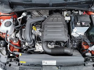 Zasiadając za kierownicą Volkswagena Polo 1.0 TSI (115 KM) w wersji Highline, spodziewałem się samochodu stworzonego do poruszania się w ruchu miejskim, jednocześnie nie do końca dostosowanego do jazdy w warunkach autostradowych, a tym bardziej górskich. Tygodniowy test okazał się pasmem pozytywnych wrażeń i niespodzianek, jakie sprawił ten niemiecki mieszczuch na krętych, górskich drogach.
Fot. Jacek Wasilewski