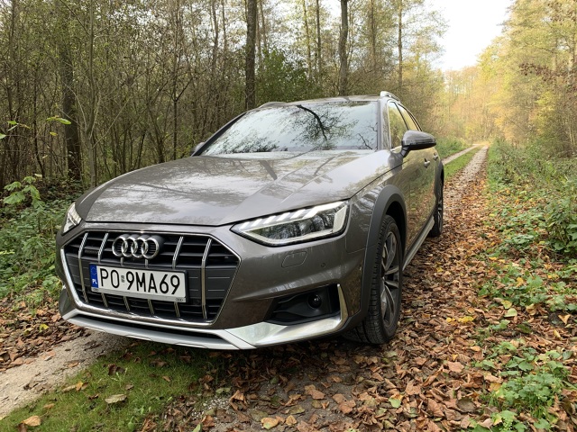 Żyjesz aktywnie, co jakiś czas zjeżdżając z utwardzonych dróg, a jednocześnie nie chcesz poddawać się modzie na SUV-y? Jeśli twierdząco odpowiesz na powyższe pytania, powinieneś zainteresować się Audi A4 Allroad. W Motofaktach testujemy egzemplarz w wersji 40 TDI, ze 190-konnym dieslem pod maską.
Fot. Jakub Mielniczak Żyjesz aktywnie, co jakiś czas zjeżdżając z utwardzonych dróg, a jednocześnie nie chcesz poddawać się modzie na SUV-y? Jeśli twierdząco odpowiesz na powyższe pytania, powinieneś zainteresować się Audi A4 Allroad. W Motofaktach testujemy egzemplarz w wersji 40 TDI, ze 190-konnym dieslem pod maską.
Fot. Jakub Mielniczak