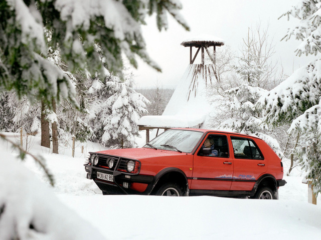 Przodkiem tak popularnych dzisiaj samochodów z rodzaju Sport Utility Vehicle (SUV) był niegdyś Golf Country. Pojawił się on na rynku 25 lat temu, by utorować drogę późniejszym modelom Volkswagena z rodziny Fun, Cross i Alltrack. Model Country powstał na bazie Golfa II Syncro wyposażonego w napęd na cztery koła / Fot. Volkswagen Przodkiem tak popularnych dzisiaj samochodów z rodzaju Sport Utility Vehicle (SUV) był niegdyś Golf Country. Pojawił się on na rynku 25 lat temu, by utorować drogę późniejszym modelom Volkswagena z rodziny Fun, Cross i Alltrack. Model Country powstał na bazie Golfa II Syncro wyposażonego w napęd na cztery koła / Fot. Volkswagen