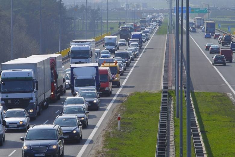 Wczoraj rozpoczął się remont wiaduktu w ciągu autostrady A1 na węźle Łódź Północ, na jezdni prowadzącej w kierunku Katowic. Prowadzone prace skutkują zmianami w organizacji ruchu również na autostradzie A2 - pod remontowanym obiektem. Ruch na kierunku Poznań - Warszawa, odbywa się po jednym pasie w obu kierunkach. Czy w czasie wakacyjnych wyjazdów na obu odcinkach autostrady grozi nam komunikacyjnych horror?
Fot. Grzegorz Dembiński - zdjęcie ilustracyjne Wczoraj rozpoczął się remont wiaduktu w ciągu autostrady A1 na węźle Łódź Północ, na jezdni prowadzącej w kierunku Katowic. Prowadzone prace skutkują zmianami w organizacji ruchu również na autostradzie A2 - pod remontowanym obiektem. Ruch na kierunku Poznań - Warszawa, odbywa się po jednym pasie w obu kierunkach. Czy w czasie wakacyjnych wyjazdów na obu odcinkach autostrady grozi nam komunikacyjnych horror?
Fot. Grzegorz Dembiński - zdjęcie ilustracyjne