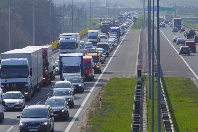 Wczoraj rozpoczął się remont wiaduktu w ciągu autostrady A1 na węźle Łódź Północ, na jezdni prowadzącej w kierunku Katowic. Prowadzone prace skutkują zmianami w organizacji ruchu również na autostradzie A2 - pod remontowanym obiektem. Ruch na kierunku Poznań - Warszawa, odbywa się po jednym pasie w obu kierunkach. Czy w czasie wakacyjnych wyjazdów na obu odcinkach autostrady grozi nam komunikacyjnych horror?
Fot. Grzegorz Dembiński - zdjęcie ilustracyjne Wczoraj rozpoczął się remont wiaduktu w ciągu autostrady A1 na węźle Łódź Północ, na jezdni prowadzącej w kierunku Katowic. Prowadzone prace skutkują zmianami w organizacji ruchu również na autostradzie A2 - pod remontowanym obiektem. Ruch na kierunku Poznań - Warszawa, odbywa się po jednym pasie w obu kierunkach. Czy w czasie wakacyjnych wyjazdów na obu odcinkach autostrady grozi nam komunikacyjnych horror?
Fot. Grzegorz Dembiński - zdjęcie ilustracyjne
