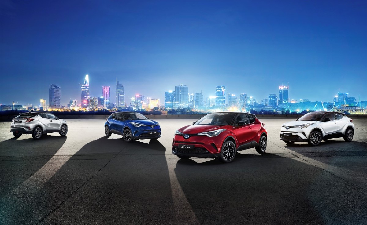 Toyota C-HR Selection
Toyota C-HR Selection jest wyposażona w napęd hybrydowy o mocy 122 KM z silnikiem benzynowym 1,8 l. Auto rozpędza się do 100 km/h w 11 s. Spalinowo-elektryczny napęd hybrydowy może zużywać średnio 3,6 l/100 km benzyny (wg NEDC) i emituje średnio 82 g/km CO2.
Fot. Toyota Toyota C-HR Selection
Toyota C-HR Selection jest wyposażona w napęd hybrydowy o mocy 122 KM z silnikiem benzynowym 1,8 l. Auto rozpędza się do 100 km/h w 11 s. Spalinowo-elektryczny napęd hybrydowy może zużywać średnio 3,6 l/100 km benzyny (wg NEDC) i emituje średnio 82 g/km CO2.
Fot. Toyota