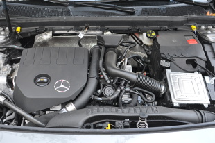 Klasa A o oznaczeniu fabrycznym W177 to jedna z ważniejszych premier motoryzacyjnych 2018 roku. Kompakt Mercedesa nieco urósł, zyskał bardziej agresywny wygląd, nowe silniki i systemy pokładowe. W Motofaktach sprawdziliśmy 1,33-litrową wersję A200 AMG Edition 1 o mocy 163 KM.

Fot. Jakub Mielniczak