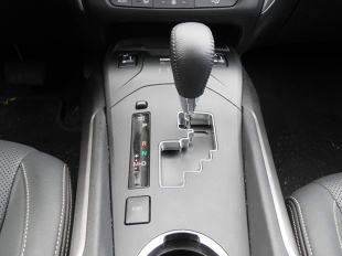 Toyota Avensis 2.0 Valvematic Multidrive S

Avensis 2.0 Valvematic Mulidrive S to samochód przeznaczony głównie dla osoby, która preferuje spokojny styl jazdy i częściej eksploatuje auto w mieście niż na trasie. Takiemu kierowcy z pewnością do gustu przypadnie zastosowana automatyczna skrzynia biegów, która wpływa na komfort jazdy i jeśli użytkownik zrezygnuje ze sportowych zapędów nie będzie go absorbować zmianą przełożeń.

Fot. Wojciech Frelichowski 