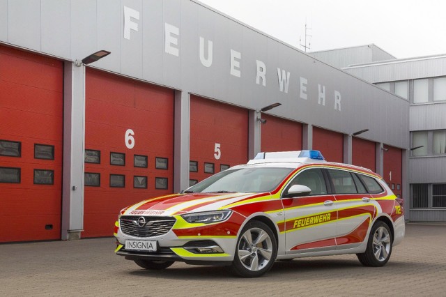 Opel Insignia Sports Tourer
Insignia Sports Tourer wyposażona jest w specjalny system sygnalizacyjny, a także przednie migacze LED, które zapewniają bezpieczny dojazd na miejsce. Wyposażenie specjalne umiejscowione w kole zapasowym w bagażniku zapewnia wystarczająco dużo miejsca na radio i dodatkowe wyposażenie strażackie.
Fot. Opel Opel Insignia Sports Tourer
Insignia Sports Tourer wyposażona jest w specjalny system sygnalizacyjny, a także przednie migacze LED, które zapewniają bezpieczny dojazd na miejsce. Wyposażenie specjalne umiejscowione w kole zapasowym w bagażniku zapewnia wystarczająco dużo miejsca na radio i dodatkowe wyposażenie strażackie.
Fot. Opel