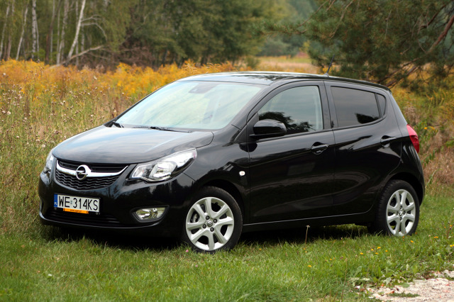 Opel Karl
Bryła małego Opla jest bardzo podobna do Celerio. W rzucie bocznym również ma klinowaty kształt, podkreślony wzdłużnymi przetłoczeniami, co nadaje autu trochę dynamiki. Przedni pas mocno kojarzy się z Corsą, przez co Karl nie ma własnego stylu tak jak jego rywal.
Fot. Dariusz Dobosz Opel Karl
Bryła małego Opla jest bardzo podobna do Celerio. W rzucie bocznym również ma klinowaty kształt, podkreślony wzdłużnymi przetłoczeniami, co nadaje autu trochę dynamiki. Przedni pas mocno kojarzy się z Corsą, przez co Karl nie ma własnego stylu tak jak jego rywal.
Fot. Dariusz Dobosz