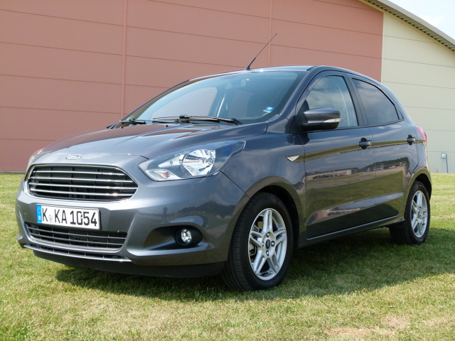 Ford Ka+
Ford Ka+ jest przede wszystkim od Ka o 30 cm dłuższy. Ma 3,92 m długości. Ponadto jego pięciodrzwiowe nadwozie (tamten był tylko dwudrzwiowy) jest pięciomiejscowe. Nowy Ka+ ma również od Ka aż o 50 litrów większy bagażnik, a jest to 270 litrów.
Fot. Ryszard M. Perczak Ford Ka+
Ford Ka+ jest przede wszystkim od Ka o 30 cm dłuższy. Ma 3,92 m długości. Ponadto jego pięciodrzwiowe nadwozie (tamten był tylko dwudrzwiowy) jest pięciomiejscowe. Nowy Ka+ ma również od Ka aż o 50 litrów większy bagażnik, a jest to 270 litrów.
Fot. Ryszard M. Perczak