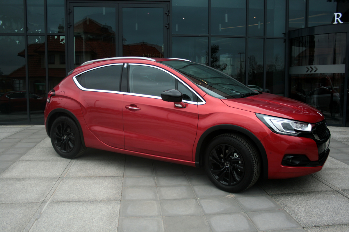 DS4 Crossback
Nowy DS4 Crossback w całości bazuje na modelu DS4, który właśnie przeszedł niewielką modernizację. Zmieniono w nim osłonę chłodnicy i reflektory, wprowadzono też nowe funkcje multimedialne. Jako pierwszy DS i pierwszy model grupy PSA otrzymał protokół CarPlay, kompatybilny z najnowszymi iPhonami.
Fot. Dariusz Dobosz DS4 Crossback
Nowy DS4 Crossback w całości bazuje na modelu DS4, który właśnie przeszedł niewielką modernizację. Zmieniono w nim osłonę chłodnicy i reflektory, wprowadzono też nowe funkcje multimedialne. Jako pierwszy DS i pierwszy model grupy PSA otrzymał protokół CarPlay, kompatybilny z najnowszymi iPhonami.
Fot. Dariusz Dobosz