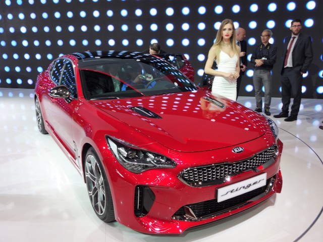Kia Stinger
W zeszłym roku salon samochodowy Genewa 2016 odwiedziło aż 687 000 osób, przez co organizatorom udało się pobić rekord frekwencji. Pierwsze dwa dni imprezy (7-8 marca) to tzw. dni prasowe, tradycyjnie przeznaczone są dla dziennikarzy. Dla zwiedzających drzwi genewskiej wystawy będą otwarte od 9 do 19 marca.
Fot. Tomasz Szmandra Kia Stinger
W zeszłym roku salon samochodowy Genewa 2016 odwiedziło aż 687 000 osób, przez co organizatorom udało się pobić rekord frekwencji. Pierwsze dwa dni imprezy (7-8 marca) to tzw. dni prasowe, tradycyjnie przeznaczone są dla dziennikarzy. Dla zwiedzających drzwi genewskiej wystawy będą otwarte od 9 do 19 marca.
Fot. Tomasz Szmandra