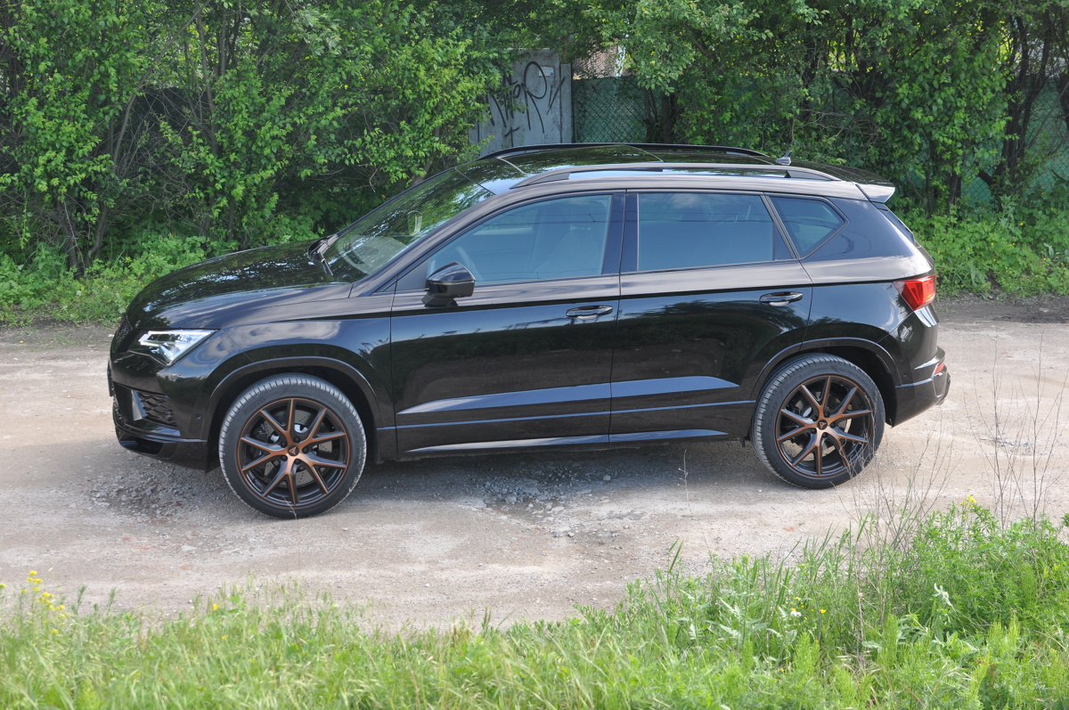 Hot SUV - takie określenie chyba najlepiej pasuje do tego auta. 300-konna Cupra Ateca chce być zarówno rodzinnym towarzyszem wakacyjnych wyjazdów, jak i pełną wigoru sportową zabawką. Podczas tygodniowego testu sprawdziliśmy, na ile takie karkołomne połączenie się udało.
Fot. Jakub Mielniczak Hot SUV - takie określenie chyba najlepiej pasuje do tego auta. 300-konna Cupra Ateca chce być zarówno rodzinnym towarzyszem wakacyjnych wyjazdów, jak i pełną wigoru sportową zabawką. Podczas tygodniowego testu sprawdziliśmy, na ile takie karkołomne połączenie się udało.
Fot. Jakub Mielniczak