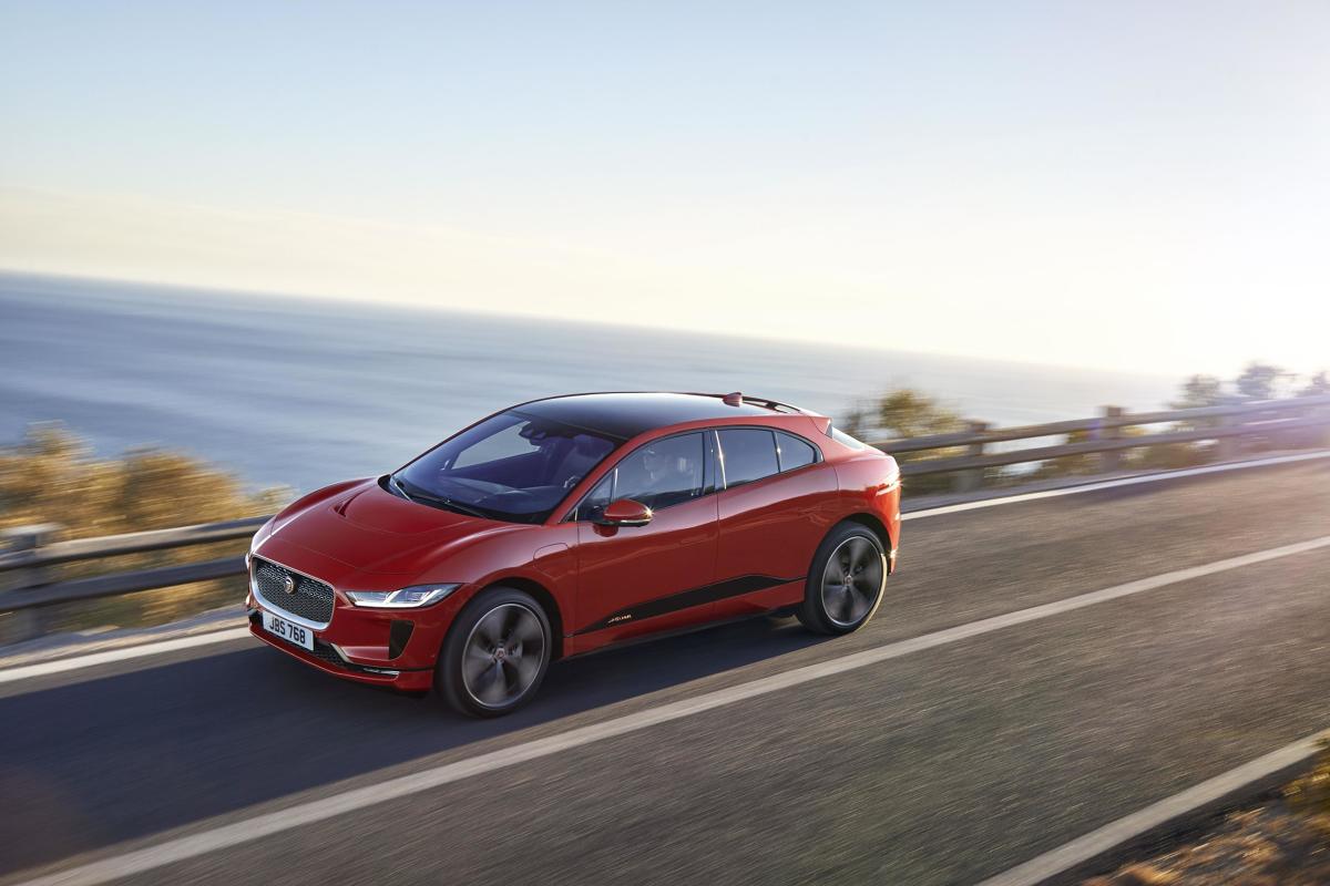 Jaguar I-Pace
Jaguar I-Pace napędzany jest dwoma silnikami elektrycznymi o łącznej mocy 400 KM. Dostępne będą 4 wersje modelu I-Pace, a najtańsza z nich to wydatek 354 900 zł.
Fot. Jaguar Jaguar I-Pace
Jaguar I-Pace napędzany jest dwoma silnikami elektrycznymi o łącznej mocy 400 KM. Dostępne będą 4 wersje modelu I-Pace, a najtańsza z nich to wydatek 354 900 zł.
Fot. Jaguar