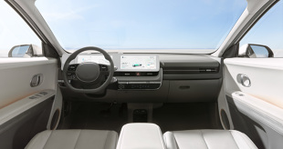 Hyundai Ioniq 5 <br><br>Nowy model bazujący na platformie E-GMP jest średniej wielkości SUV-em nieco większym od Tucsona (Ioniq 5 liczy 4635 mm długości, 1890 mm szerokości i 1605 mm wysokości).<br><br>Fot. Hyundai 