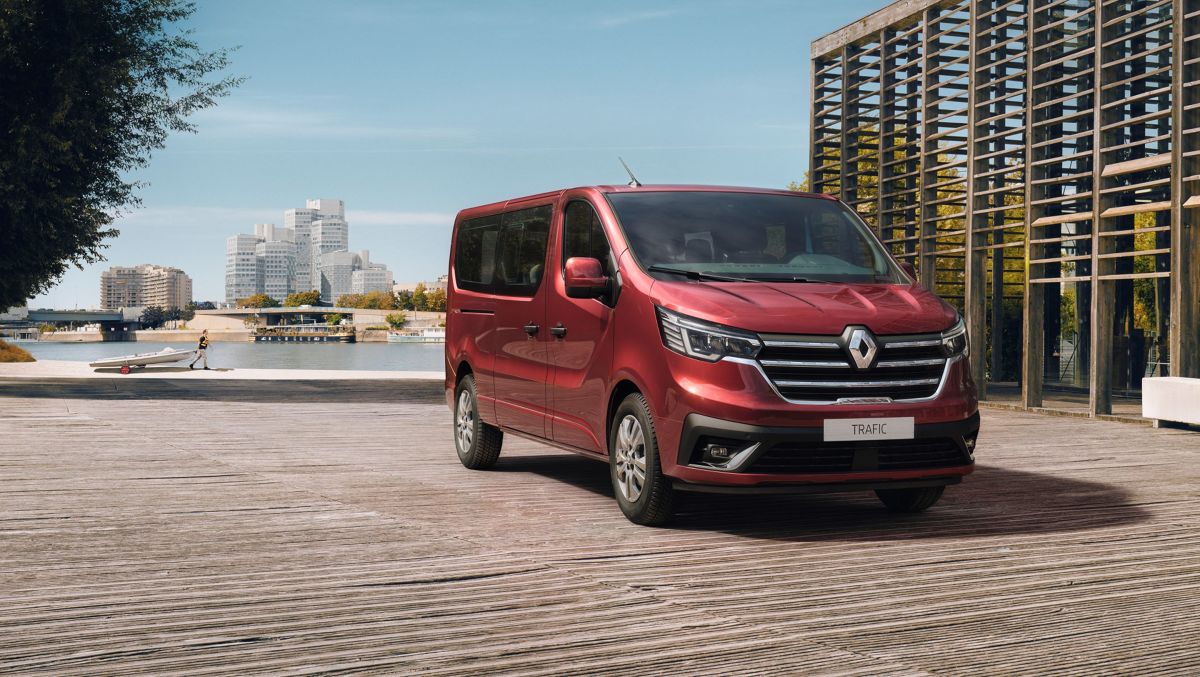 Renault Traffic
Nowy Trafic Combi i nowy Trafic SpaceClass wyposażone są w trzy silniki wysokoprężne: nowy, mocniejszy o 5 KM silnik dCi 150 (z mechaniczną skrzynią biegów lub skrzynią automatyczną EDC), nowy silnik dCi 110 (z mechaniczną skrzynią biegów – dostępny tylko w wersji Combi) oraz wciąż dostępny silnik dCi 170 (z automatyczną skrzynią biegów EDC).
Fot. Renault Renault Traffic
Nowy Trafic Combi i nowy Trafic SpaceClass wyposażone są w trzy silniki wysokoprężne: nowy, mocniejszy o 5 KM silnik dCi 150 (z mechaniczną skrzynią biegów lub skrzynią automatyczną EDC), nowy silnik dCi 110 (z mechaniczną skrzynią biegów – dostępny tylko w wersji Combi) oraz wciąż dostępny silnik dCi 170 (z automatyczną skrzynią biegów EDC).
Fot. Renault
