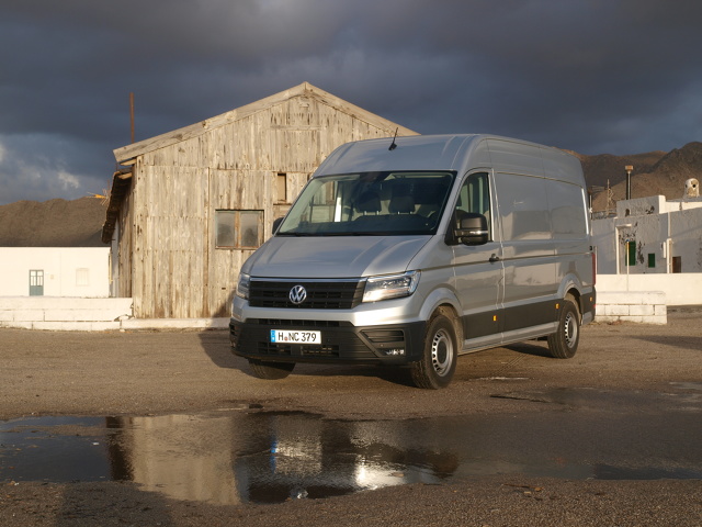 Volkswagen Crafter
Zdążył już zdobyć tytuł „Van of the Year 2017”. Przekazanie nagrody odbyło się podczas targów samochodów użytkowych IAA w Hanowerze we wrześniu 2016 r. O zwycięstwie decyduje jury złożone z dziennikarzy europejskich magazynów branżowych. Wsiadając za kierownicę nowego Craftera, można sprawdzić, czy nos ich nie zawiódł.
fot. Michał Kij Volkswagen Crafter
Zdążył już zdobyć tytuł „Van of the Year 2017”. Przekazanie nagrody odbyło się podczas targów samochodów użytkowych IAA w Hanowerze we wrześniu 2016 r. O zwycięstwie decyduje jury złożone z dziennikarzy europejskich magazynów branżowych. Wsiadając za kierownicę nowego Craftera, można sprawdzić, czy nos ich nie zawiódł.
fot. Michał Kij