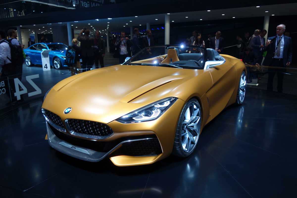 BMW Z4 Concept
Jak będzie wyglądać kolejna odsłona modelu Z4? Pewne wyobrażenie daje o tym jego koncepcyjna wersja. Za napęd odpowie 2-litrowa jednostka w dwóch wariantach mocy - 184 KM (20i) lub 252 KM (30i). Topowa odmiana to 3-litrowa, rzędowa „szóstka" dostarczająca 326 KM. Napęd przenoszony jest na tylne koła za pośrednictwem skrzyni manualnej lub automatycznej.
Fot. Marek Perczak BMW Z4 Concept
Jak będzie wyglądać kolejna odsłona modelu Z4? Pewne wyobrażenie daje o tym jego koncepcyjna wersja. Za napęd odpowie 2-litrowa jednostka w dwóch wariantach mocy - 184 KM (20i) lub 252 KM (30i). Topowa odmiana to 3-litrowa, rzędowa „szóstka" dostarczająca 326 KM. Napęd przenoszony jest na tylne koła za pośrednictwem skrzyni manualnej lub automatycznej.
Fot. Marek Perczak