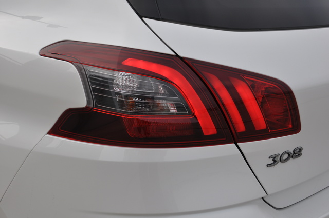 Peugeot 308 to stary znajomy. Obecne na rynku od 2014 r. auto zdążyło się wtopić w krajobraz polskich dróg. Ten francuski kompakt chce przyciągnąć klientów finezją i polotem, których próżno szukać wśród konkurencji pochodzenia niemieckiego. Allure to wersja zorientowana na komfort. Przez kilka jesiennych dni mieliśmy okazję jeździć „trzystaósemką” z najmocniejszym wariantem trzycylindrowego silnika benzynowego o pojemności skokowej 1.2 l. Ośmiobiegowy automat ma dopełniać komfortu wersji Allure i pozwolić na prawdziwy relaks za kierownicą. Na ile taka konfiguracja rzeczywiście na to pozwala?
Fot. Jakub Mielniczak Peugeot 308 to stary znajomy. Obecne na rynku od 2014 r. auto zdążyło się wtopić w krajobraz polskich dróg. Ten francuski kompakt chce przyciągnąć klientów finezją i polotem, których próżno szukać wśród konkurencji pochodzenia niemieckiego. Allure to wersja zorientowana na komfort. Przez kilka jesiennych dni mieliśmy okazję jeździć „trzystaósemką” z najmocniejszym wariantem trzycylindrowego silnika benzynowego o pojemności skokowej 1.2 l. Ośmiobiegowy automat ma dopełniać komfortu wersji Allure i pozwolić na prawdziwy relaks za kierownicą. Na ile taka konfiguracja rzeczywiście na to pozwala?
Fot. Jakub Mielniczak