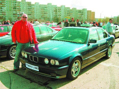 Radosław Tokarski przy swoim doskonale utrzymanym BMW E-30 316i. Samochód ten posiada certyfikat oryginalności i został już doceniony na zlocie w Toruniu, gdzie zdobył II miejsce w konkursie na najładniejsze auto imprezy. Radosław Tokarski przy swoim doskonale utrzymanym BMW E-30 316i. Samochód ten posiada certyfikat oryginalności i został już doceniony na zlocie w Toruniu, gdzie zdobył II miejsce w konkursie na najładniejsze auto imprezy.