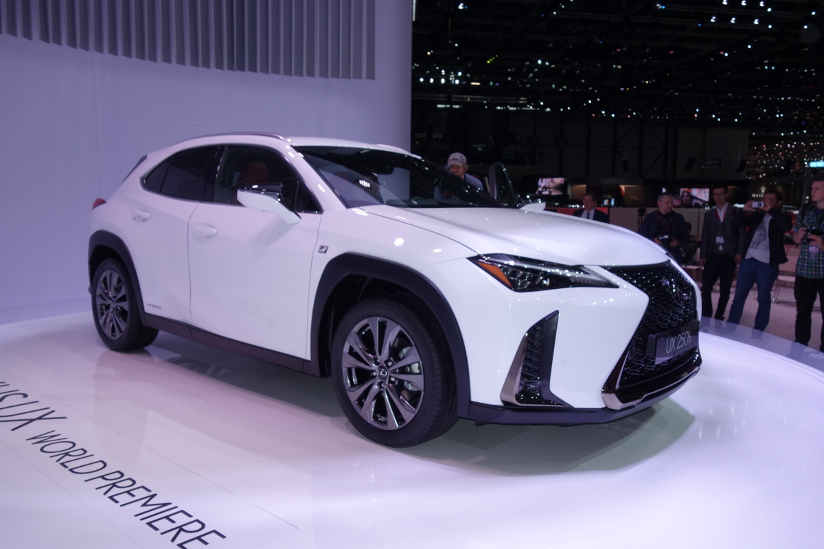 Lexus UX
UX ma 4495 mm długości, 1520 mm wysokości i 1840 mm szerokości, a rozstaw jego osi to 2640 mm. Miejsce na nogi z tyłu to 870 mm, a przestrzeń transportowa ma długość 791 mm.
Fot. Ryszard M. Perczak Lexus UX
UX ma 4495 mm długości, 1520 mm wysokości i 1840 mm szerokości, a rozstaw jego osi to 2640 mm. Miejsce na nogi z tyłu to 870 mm, a przestrzeń transportowa ma długość 791 mm.
Fot. Ryszard M. Perczak