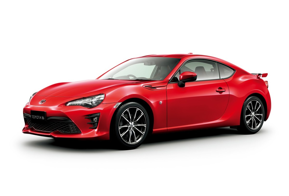 Toyota GT86
Ulepszenie zawieszenia oraz zwiększenie sztywności nadwozia dzięki większej liczbie zgrzewów w słupkach tylnych pozwoliło poprawić sterowność oraz komfort jazdy. Precyzję prowadzenia dodatkowo zwiększono stosując kierownicę o średnicy 362 mm – najmniejszej w samochodach Toyoty.
Fot. Toyota
Toyota GT86
Ulepszenie zawieszenia oraz zwiększenie sztywności nadwozia dzięki większej liczbie zgrzewów w słupkach tylnych pozwoliło poprawić sterowność oraz komfort jazdy. Precyzję prowadzenia dodatkowo zwiększono stosując kierownicę o średnicy 362 mm – najmniejszej w samochodach Toyoty.
Fot. Toyota