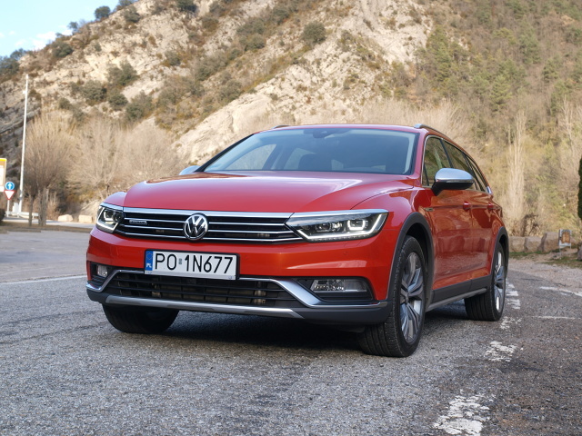 Volkswagen Passat Alltrack
Alltrack jest nieco wyższy od pozostałych Passatów. Ma większy, 174-milimetrowy prześwit. Pozostałe odmiany posadowione są o 27,5 mm bliżej jezdni. Porusza się na 17-calowych kołach, które można zamienić za dopłatą na atrakcyjne „osiemnastki” lub „dziewiętnastki”. Zamiłowanie Alltracka do zjeżdżania z asfaltu podkreślają specjalnie dla niego opracowane zderzaki, obudowy nadkoli oraz rozbudowane progi. Całości dopełniają relingi dachowe.
Fot. Michał Kij
Volkswagen Passat Alltrack
Alltrack jest nieco wyższy od pozostałych Passatów. Ma większy, 174-milimetrowy prześwit. Pozostałe odmiany posadowione są o 27,5 mm bliżej jezdni. Porusza się na 17-calowych kołach, które można zamienić za dopłatą na atrakcyjne „osiemnastki” lub „dziewiętnastki”. Zamiłowanie Alltracka do zjeżdżania z asfaltu podkreślają specjalnie dla niego opracowane zderzaki, obudowy nadkoli oraz rozbudowane progi. Całości dopełniają relingi dachowe.
Fot. Michał Kij