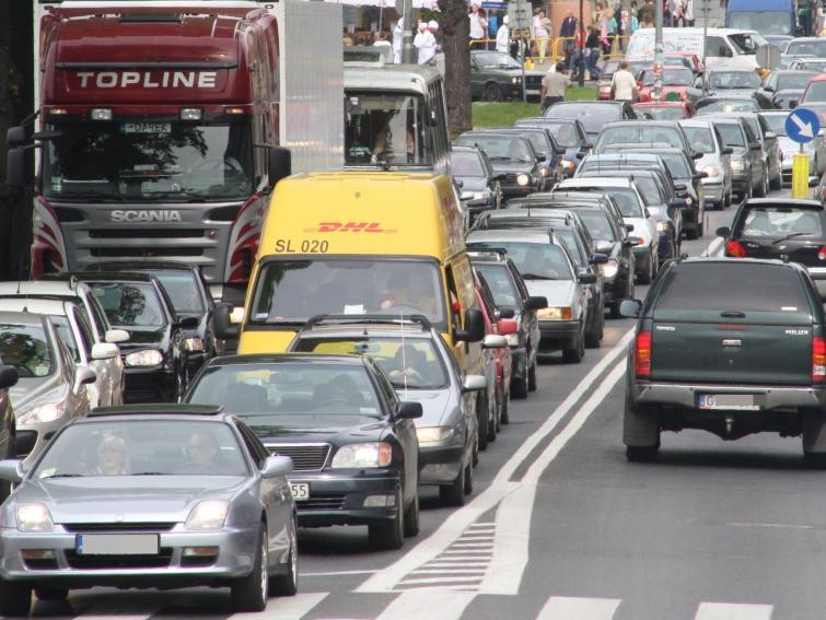 Każdy Polak codziennie traci prawie pół godziny w korkach Każdy Polak codziennie traci prawie pół godziny w korkach