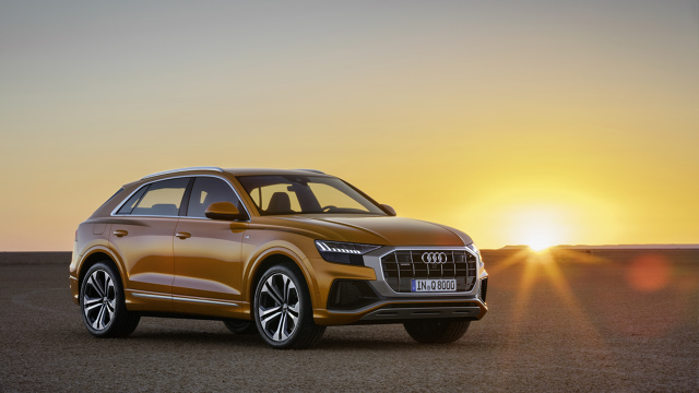 Audi Q8
Mający 4,99 m długości, 2 m szerokości i 1,71 m wysokości SUV coupe, jest szerszy, ale jednocześnie krótszy i niższy niż siostrzane Audi Q7. Na życzenie dostępny jest system trzech przesuwanych wzdłuż foteli z tyłu. Ze złożonymi oparciami z tyłu, przestrzeń bagażowa ma 1755 litrów.
Fot. Audi Audi Q8
Mający 4,99 m długości, 2 m szerokości i 1,71 m wysokości SUV coupe, jest szerszy, ale jednocześnie krótszy i niższy niż siostrzane Audi Q7. Na życzenie dostępny jest system trzech przesuwanych wzdłuż foteli z tyłu. Ze złożonymi oparciami z tyłu, przestrzeń bagażowa ma 1755 litrów.
Fot. Audi