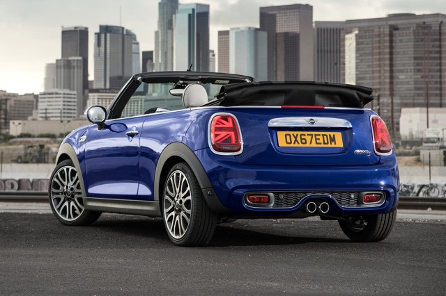 MINI po liftingu
Centralnym punktem prezentacji MINI na targach North American International Auto Show (NAIAS) 2018 w Detroit jest wersja prawdziwego oryginału w segmencie małych samochodów premium. Na stoisku brytyjskiej marki swoją premierę będzie mało nowe 3‑drzwiowe MINI oraz nowe MINI Cabrio. Odświeżenie aktualnej generacji dotyczy również 5-drzwiowego MINI.
Fot. MINI MINI po liftingu
Centralnym punktem prezentacji MINI na targach North American International Auto Show (NAIAS) 2018 w Detroit jest wersja prawdziwego oryginału w segmencie małych samochodów premium. Na stoisku brytyjskiej marki swoją premierę będzie mało nowe 3‑drzwiowe MINI oraz nowe MINI Cabrio. Odświeżenie aktualnej generacji dotyczy również 5-drzwiowego MINI.
Fot. MINI