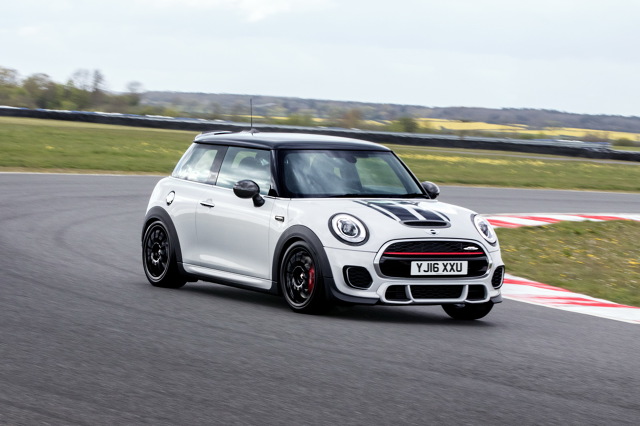 Mini JCW Challenge
Za napęd auta wciąż odpowiada dwulitrowy silnik benzynowy o mocy 231 KM. Jednostka współpracuje z 6-stopniową, manualną skrzynią biegów. Zmodyfikowany został jednak m.in. układ hamulcowy i zawieszenie.
Fot. Mini Mini JCW Challenge
Za napęd auta wciąż odpowiada dwulitrowy silnik benzynowy o mocy 231 KM. Jednostka współpracuje z 6-stopniową, manualną skrzynią biegów. Zmodyfikowany został jednak m.in. układ hamulcowy i zawieszenie.
Fot. Mini