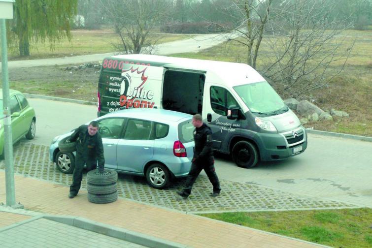 Opony zimowe - wymiana z dojazdem do klienta. Dobry pomysł? Opony zimowe - wymiana z dojazdem do klienta. Dobry pomysł?
