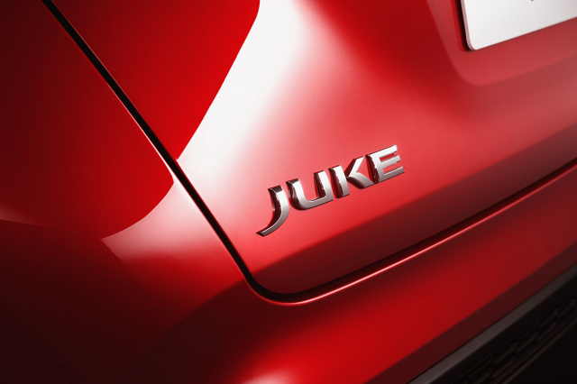 Nissan Juke
Samochód jest napędzany 1‑litrowym, 3‑cylindrowym turbodoładowanym silnikiem benzynowym DIG‑T o mocy 117 KM. Nowy model jest dostępny z 6‑biegową przekładnią manualną lub 7‑biegową dwusprzęgłową skrzynią automatyczną (DCT) z funkcją zmiany przełożeń za pomocą manetek oraz selektorem trybu jazdy (Eco, Standard, Sport), pozwalającym dopasować styl prowadzenia pojazdu do sytuacji na drodze pod kątem maksymalnej przyjemności jazdy.
Fot. Nissan Nissan Juke
Samochód jest napędzany 1‑litrowym, 3‑cylindrowym turbodoładowanym silnikiem benzynowym DIG‑T o mocy 117 KM. Nowy model jest dostępny z 6‑biegową przekładnią manualną lub 7‑biegową dwusprzęgłową skrzynią automatyczną (DCT) z funkcją zmiany przełożeń za pomocą manetek oraz selektorem trybu jazdy (Eco, Standard, Sport), pozwalającym dopasować styl prowadzenia pojazdu do sytuacji na drodze pod kątem maksymalnej przyjemności jazdy.
Fot. Nissan