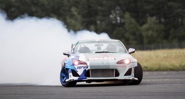 Kuba Przygoński za kierownicą Toyoty GT-86 w drodze po rekord Guinnessa Kuba Przygoński za kierownicą Toyoty GT-86 w drodze po rekord Guinnessa
