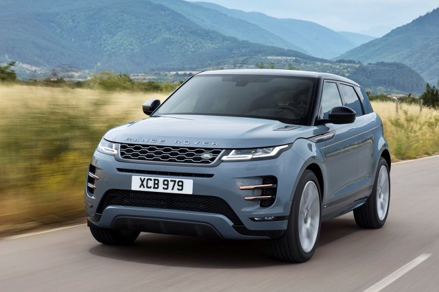 Range Rover Evoque
Za napęd odpowiadają dwulitrowymi silnikami z rodziny Ingenium. Jednostki benzynowe mogą dysponować mocą 200, 250 oraz 300 KM, natomiast diesle mają 150, 180 i 240 KM. Najsłabsza jednostka oferowana będzie napędem na przednie koła i skrzynią manualną lub z 4x4 i automatem". Pozostałe tylko w tej drugiej opcji, która łączy się też z układem mild hybrid.
Fot. Jaguar Land Rover Range Rover Evoque
Za napęd odpowiadają dwulitrowymi silnikami z rodziny Ingenium. Jednostki benzynowe mogą dysponować mocą 200, 250 oraz 300 KM, natomiast diesle mają 150, 180 i 240 KM. Najsłabsza jednostka oferowana będzie napędem na przednie koła i skrzynią manualną lub z 4x4 i automatem". Pozostałe tylko w tej drugiej opcji, która łączy się też z układem mild hybrid.
Fot. Jaguar Land Rover