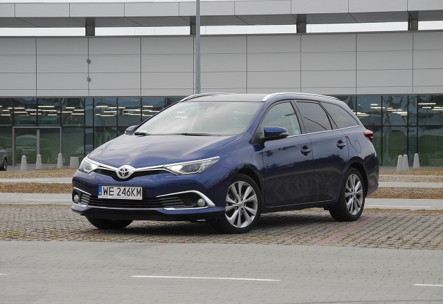 Auris ma być jednym z handlowych atutów marki Toyota. W zeszłym roku auto zmodernizowano. Testowaliśmy wersję kombi z wysokoprężnym silnikiem o pojemności 1,6 litra / Fot. Wojciech Frelichowski Auris ma być jednym z handlowych atutów marki Toyota. W zeszłym roku auto zmodernizowano. Testowaliśmy wersję kombi z wysokoprężnym silnikiem o pojemności 1,6 litra / Fot. Wojciech Frelichowski