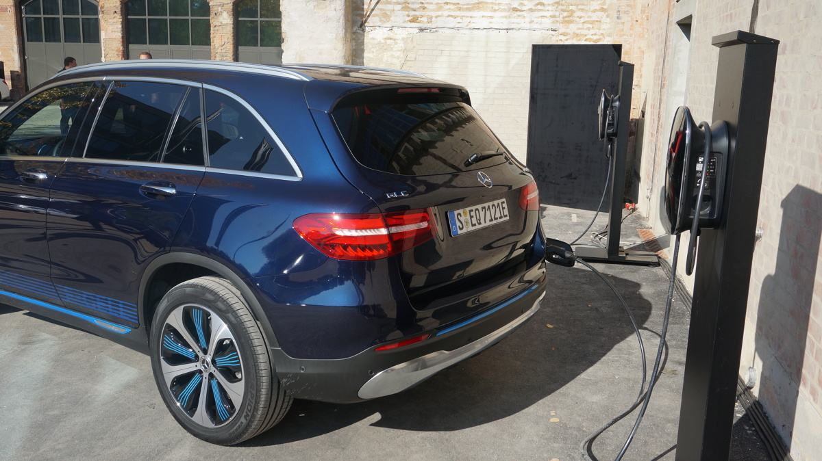 Mercedes, jeden z głównych graczy w segmencie aut luksusowych, postanowił wyjść naprzeciw współczesnym zmianom i do gamy pojazdów elektrycznych swojego koncernu dodał nową grupę aut – tym razem spod znaku Mercedes EQ.
Fot. Konrad Grobel Mercedes, jeden z głównych graczy w segmencie aut luksusowych, postanowił wyjść naprzeciw współczesnym zmianom i do gamy pojazdów elektrycznych swojego koncernu dodał nową grupę aut – tym razem spod znaku Mercedes EQ.
Fot. Konrad Grobel